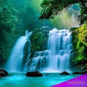 نمای از آبشار طبیعی